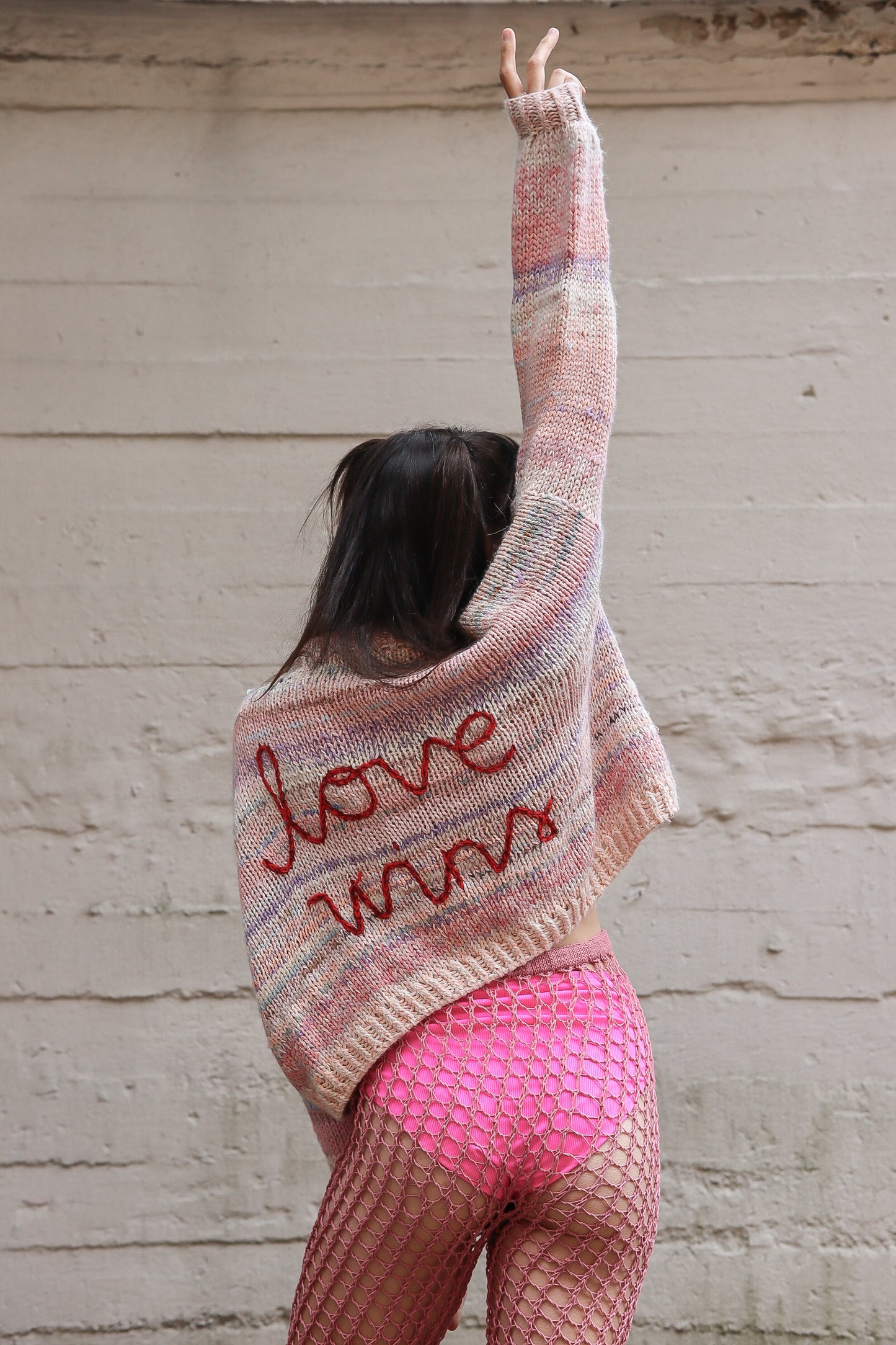 Flow-verkkohousut ja Love Wins -neule.