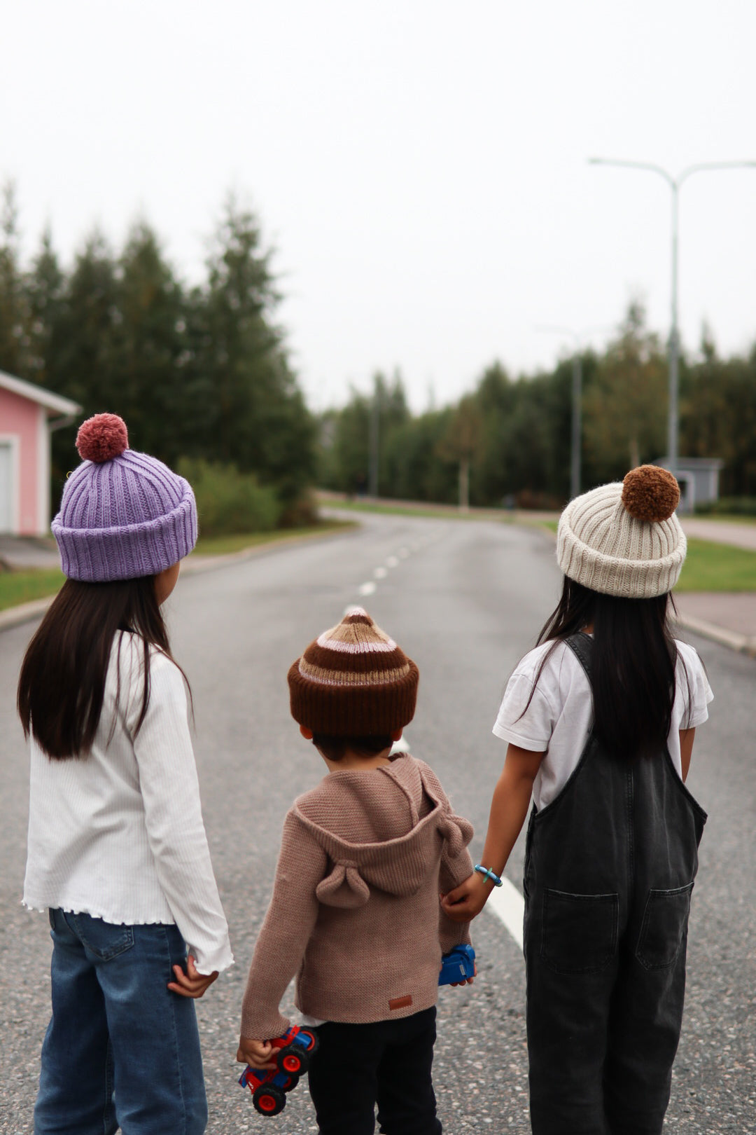 Story- ja Tam Tam -pipot kuvattuna vain lasten päässä.