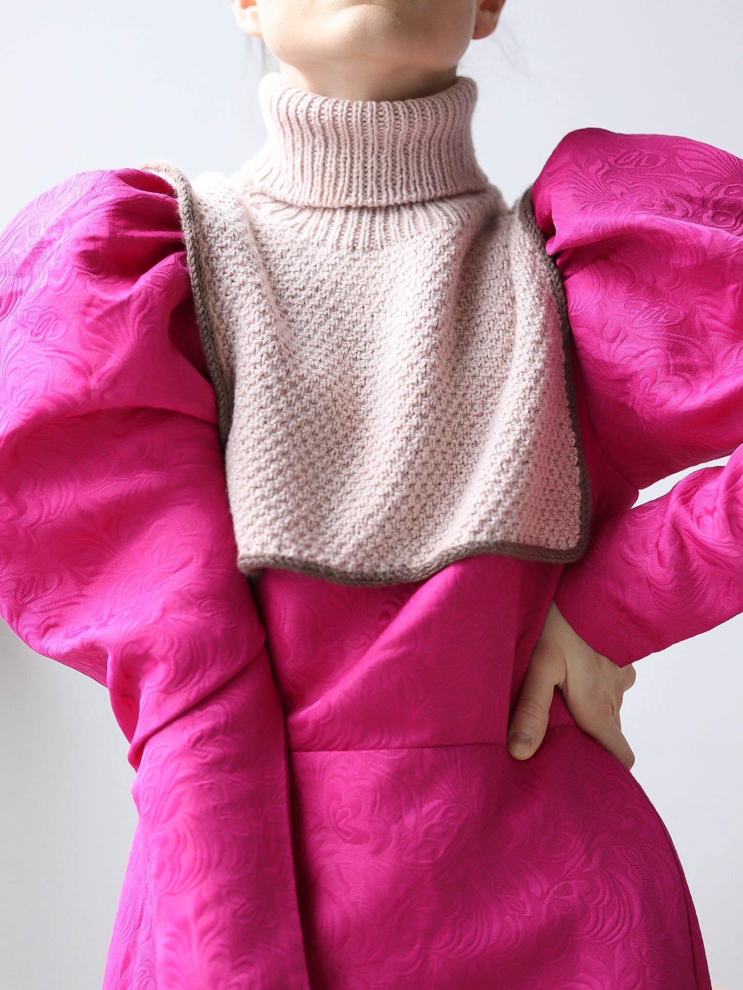 Oiva-kauluri jämälangasta ja pinkki puffi-mekko.