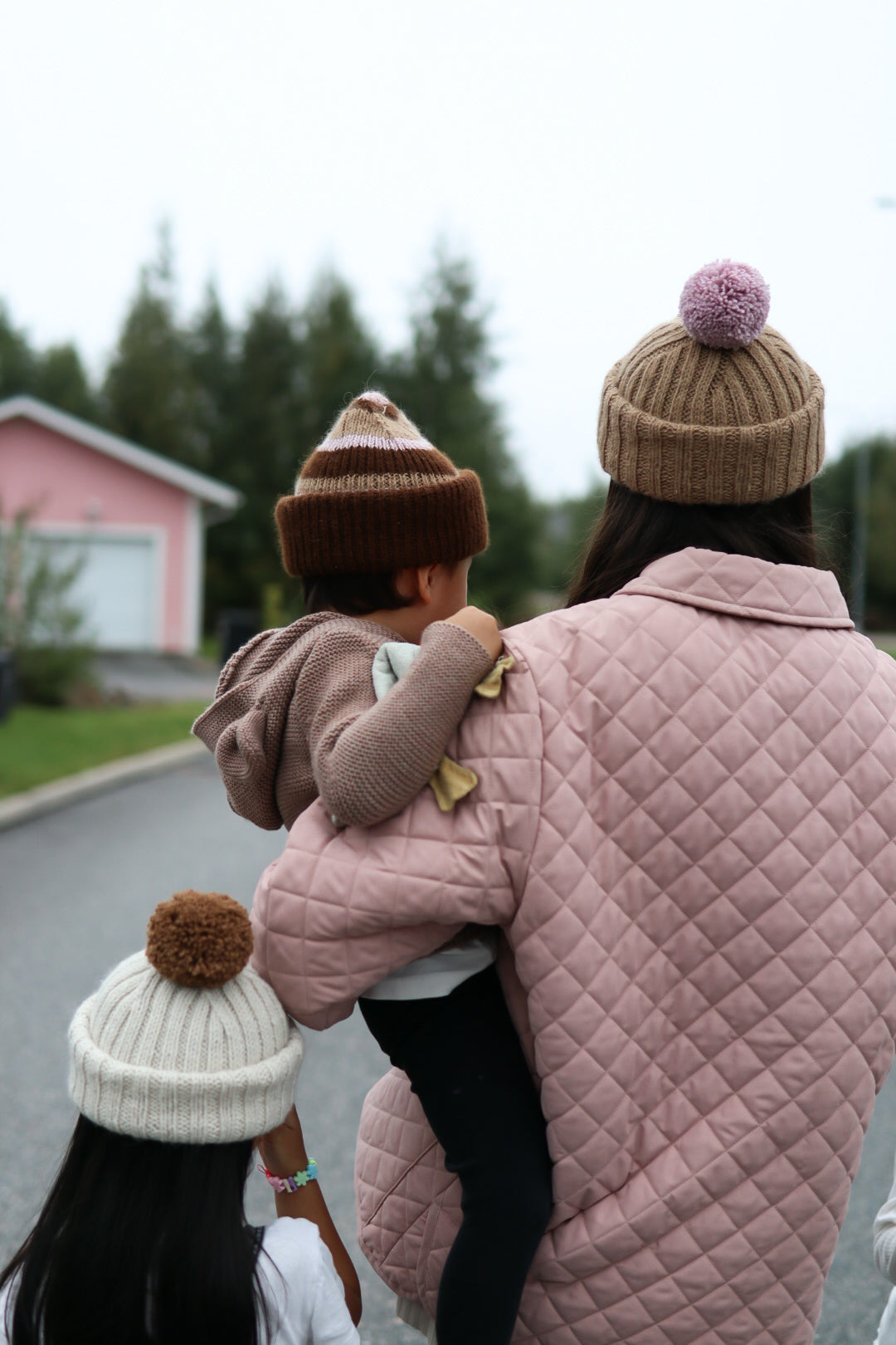 Merinovillasta ja villasta neulotut Story- ja Tam Tam, kuvattu tieltä